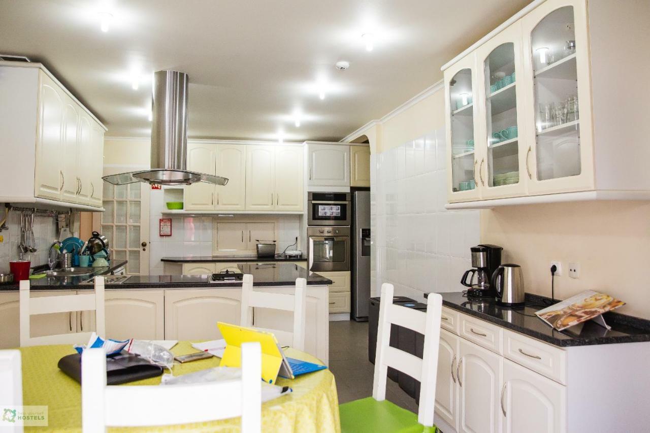 Help Yourself - Carcavelos Coast Hostel *